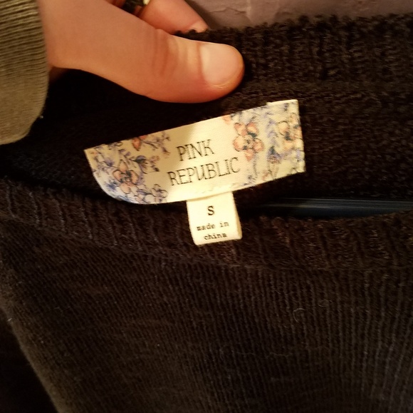 Bell-sleeved black top - Picture 4 of 4